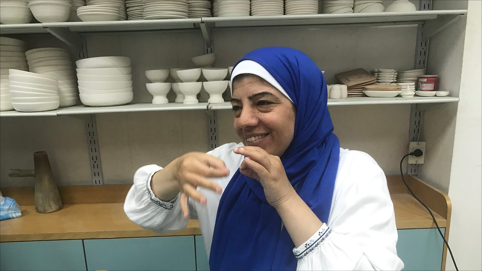 ‪ماندي سرداح: لحصار غزة تأثيرات سلبية خطيرة على كل مناحي عمل مشغل الصم لصناعة المشغولات الفخارية‬ (الجزيرة)