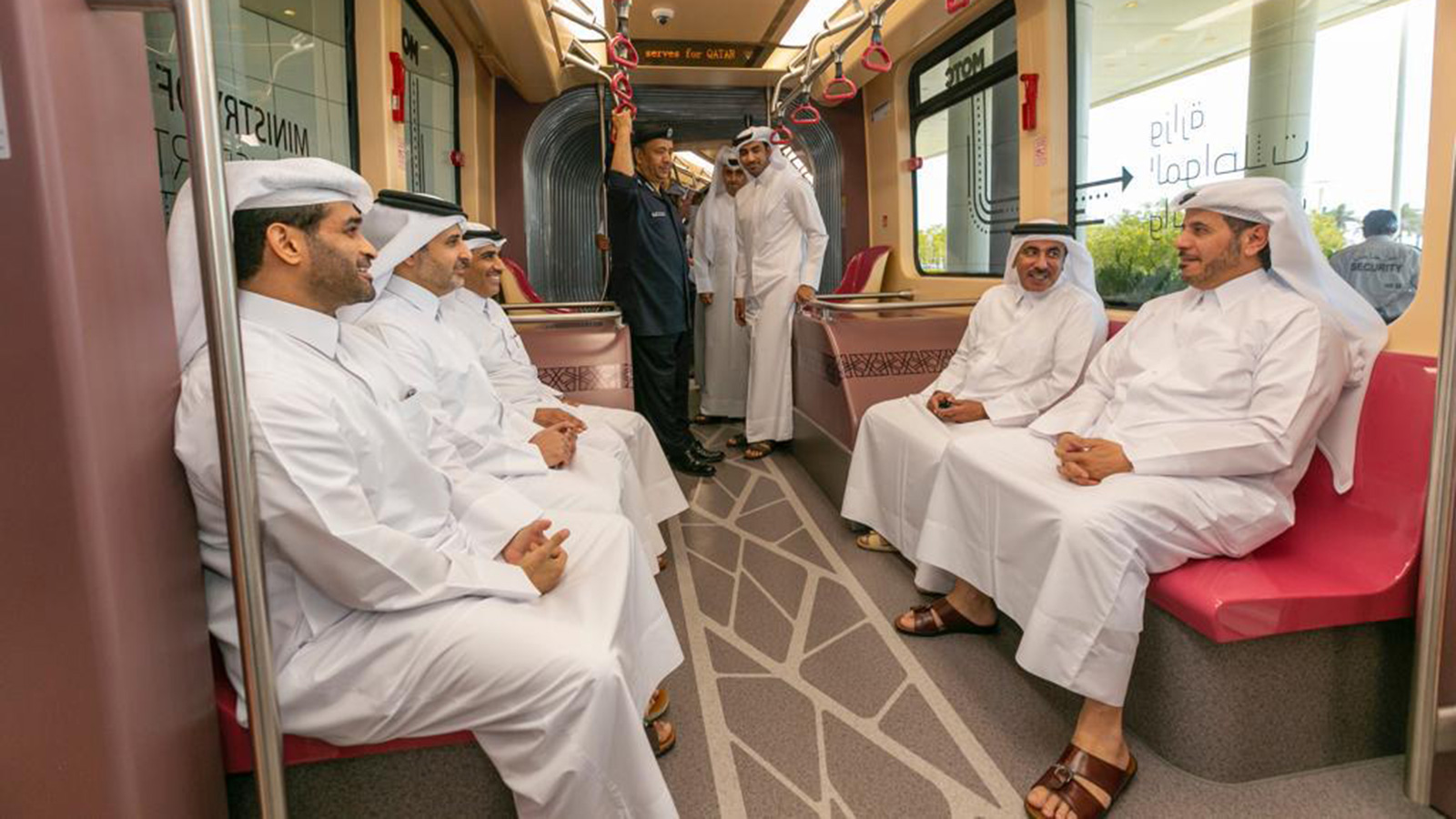 رئيس وزراء قطر (الأول يمين) خلال تجربة وسيلة النقل الجديدة(الجزيرة نت)