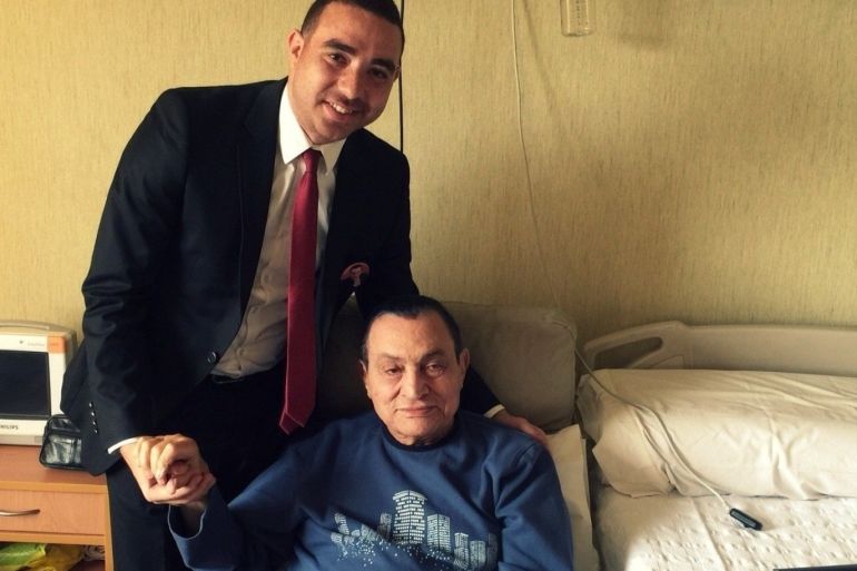 كريم حسني خلال زيارته للرئيس المخلوع حسني مبارك في المستشفى