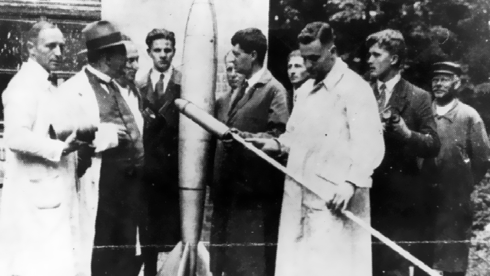 ‪العالم الألماني فون براون (الثاني من اليمين) مؤسس مشروع الصواريخ الأميركي الذي أتاح الوصول للقمر وسط فريق علماء الصواريخ بألمانيا 1930 (وكالة ناسا)‬ العالم الألماني فون براون (الثاني من اليمين) مؤسس مشروع الصواريخ الأميركي الذي أتاح الوصول للقمر وسط فريق علماء الصواريخ بألمانيا 1930 (وكالة ناسا)