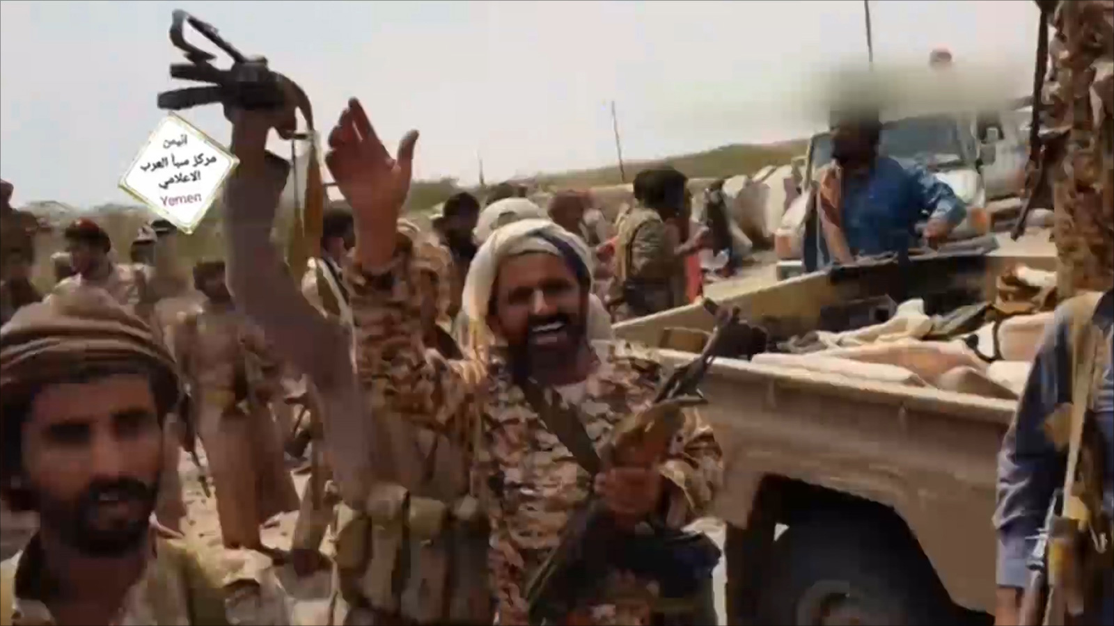 ‪جنود من قوات الحكومة الشرعية اليمنية يسيطرون على شركة وميناء تصدير النفط والغاز في بلحاف بمحافظة شبوة‬ (الجزيرة)