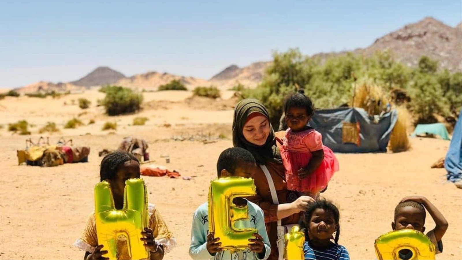 مع أطفال الصحراء في مهمة إنسانية (الجزيرة)