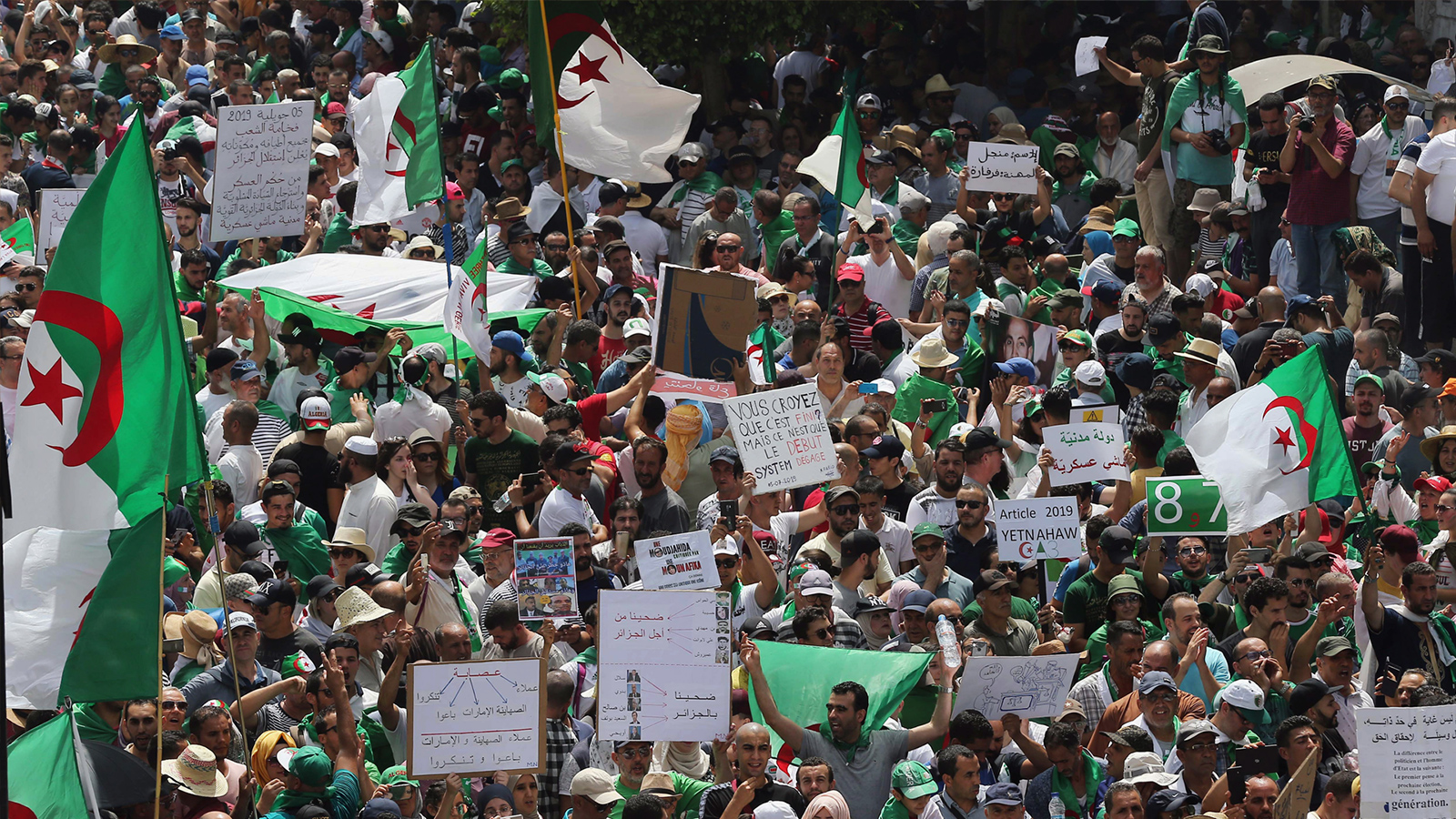 ‪المظاهرات تطالب بمحاسبة كل الفاسدين‬ (الجزيرة)
