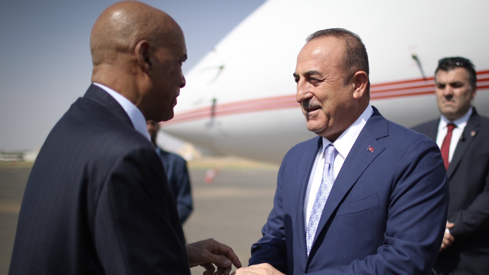 وزير الخارجية التركي مولود جاويش أوغلو لحظة وصوله الأراضي السودانية (الأناضول)