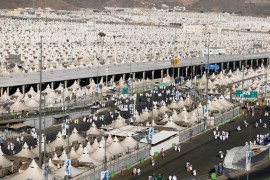 Muslim pilgrims walk towards their tents in Mina ahead of annual Haj pilgrimage near the holy city of Mecca, Saudi Arabia August 19, 2018. REUTERS/Zohra Bensemra