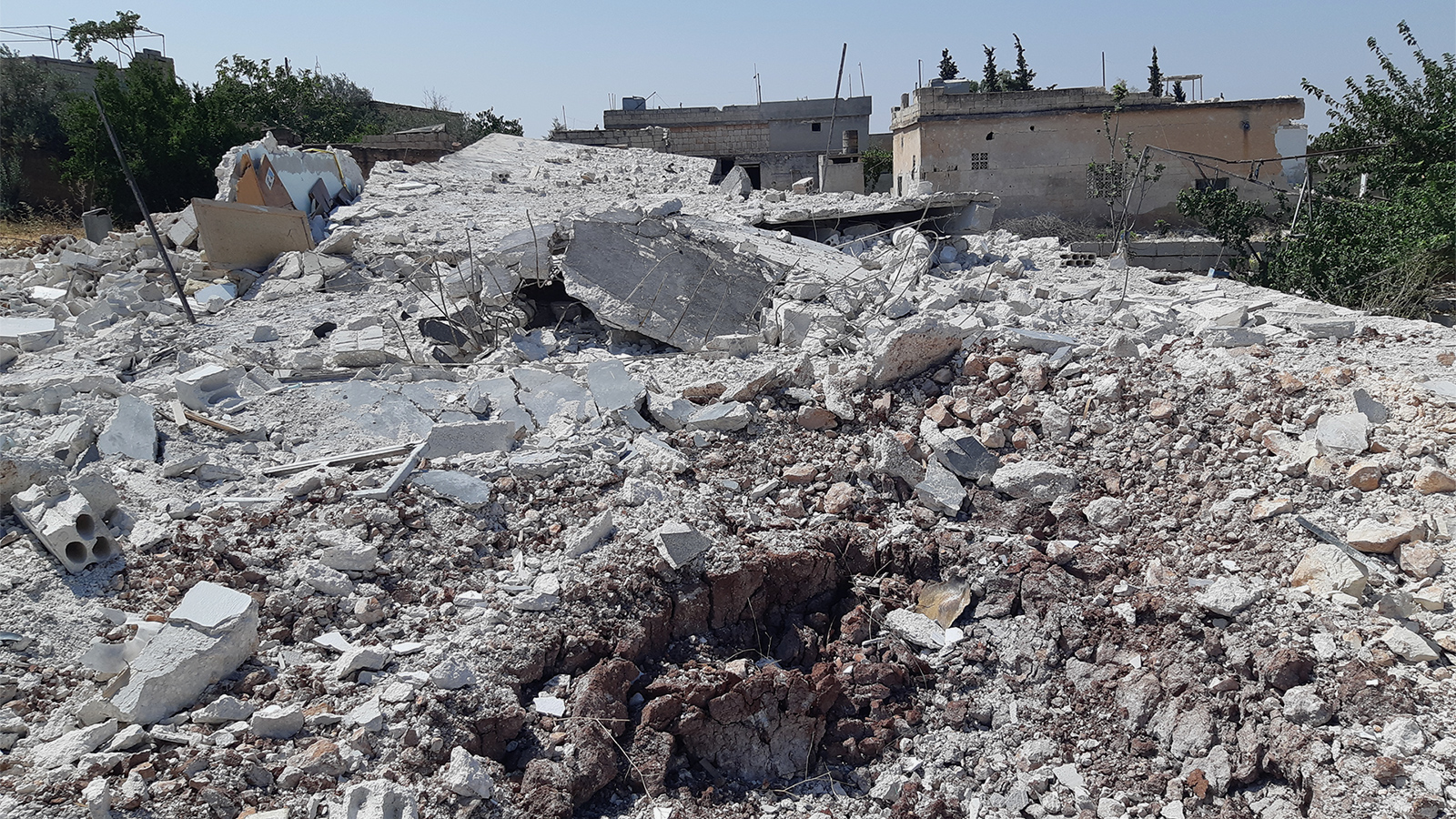 دمار شامل خلفه القصف الجوي على مناطق ريفي إدلب وحماة (الجزيرة)