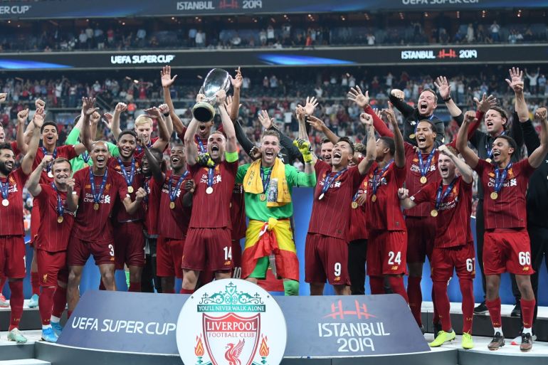 ISTANBUL, TURKEY - AUGUST 14: Jordan Henderson of Liverpool lifts the UEFA Super Cup trophy as Liverpool celebrate victory following the UEFA Super Cup match between Liverpool and Chelsea at Vodafone Park on August 14, 2019 in Istanbul, Turkey. (Photo by Michael Regan/Getty Images)