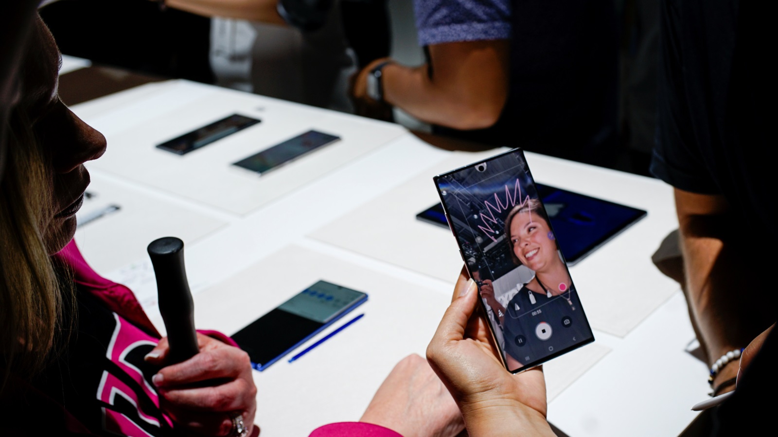  سامسونغ ألغت الماسح الضوئي للقزحية، وهي العلامة المميزة لهواتف نوت منذ عام 2016 (رويترز)