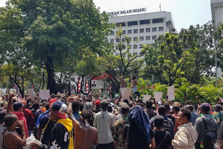 مظاهرات بابويين بجاكرتا امام القصر الرئاسي مطالبة بالاستفتاء3