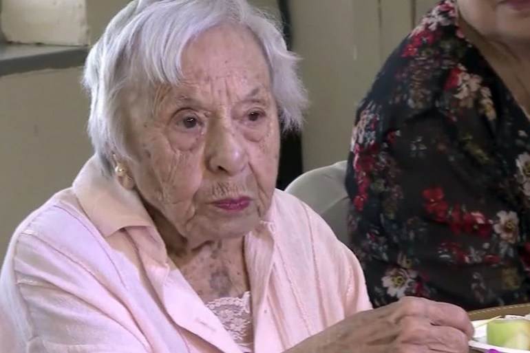 صورة لسيدة مسنة- طاعنة في السن (عمرها 107 ) لويز سيجنور