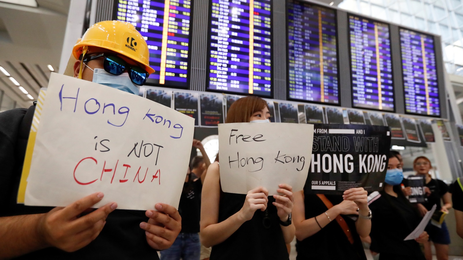 واصل مئات المحتجّين اعتصاما في مطار هونغ كونغ الدولي لليوم الثالث على التوالي (رويترز)