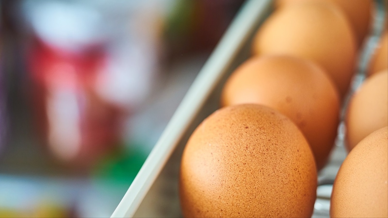 لا ينصح الخبراء بإزالة البيض من الصناديق التي يباع داخلها (بيكسابي)