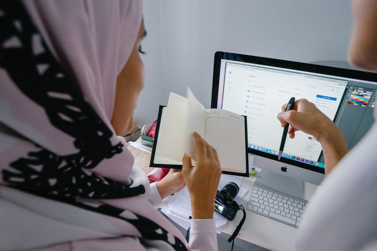 كيف تبرز مساهمة المرأة في الاقتصاد العالمي الإسلامي؟ من بيكسل