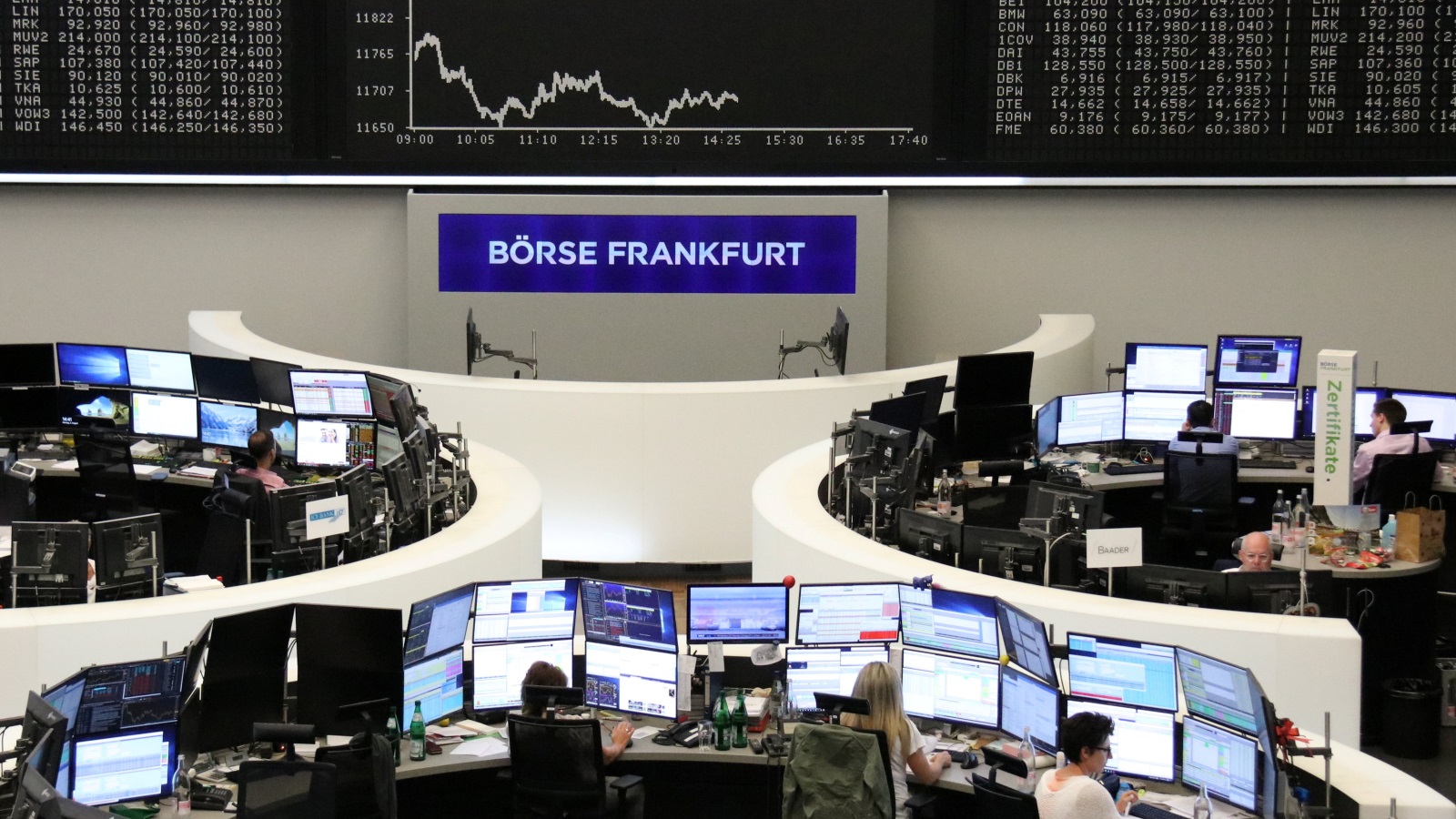 ‪الأسهم الأوروبية تهاوت بأكثر من 4% في تعاملات اليوم‬ (رويترز)