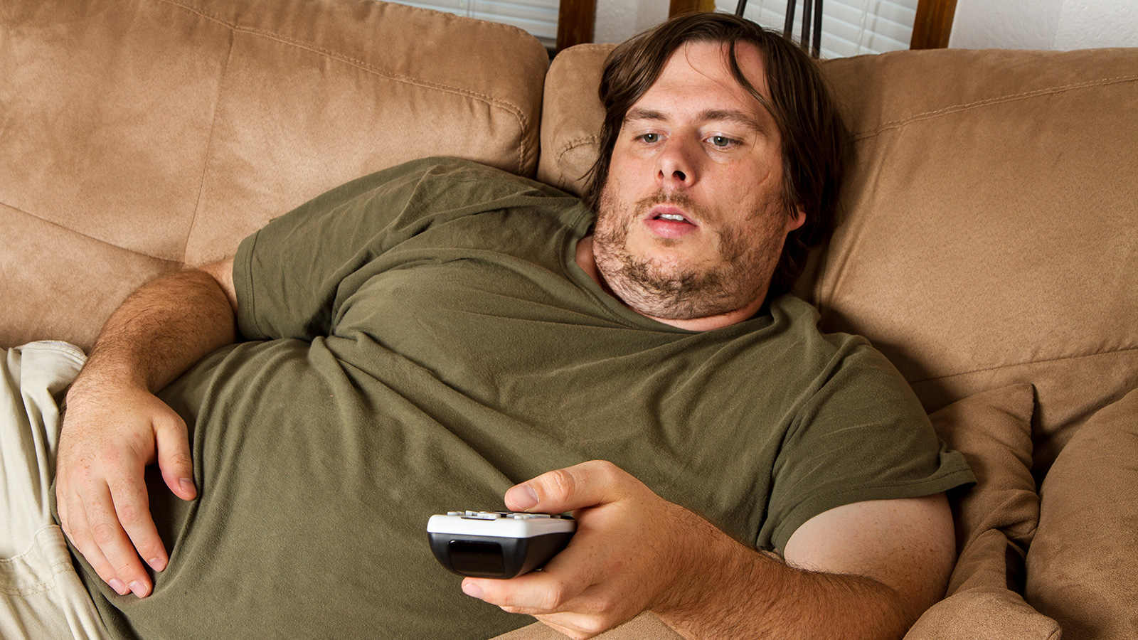 ‪الجلوس فترات طويلة لمشاهدة التلفاز قد يسبب السمنة (غيتي)‬ الجلوس فترات طويلة لمشاهدة التلفاز قد يسبب السمنة (غيتي)