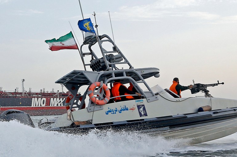 إيران توقف سفينة أجنبية بالمياه الخليجية بتهمة تهريب الوقود