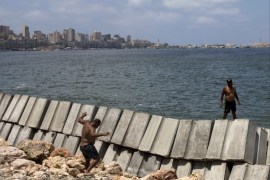 السلطات المحلية تحاول التصدي لخطر غرق مدينة الإسكندرية بإقامة حواجز خرسانية في البحر