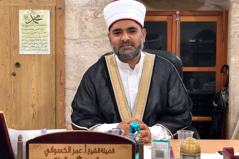 مدير المسجد الأقصى الشيخ عمر الكسواني من داخل مكتبه شمال قبة الصخرة-
