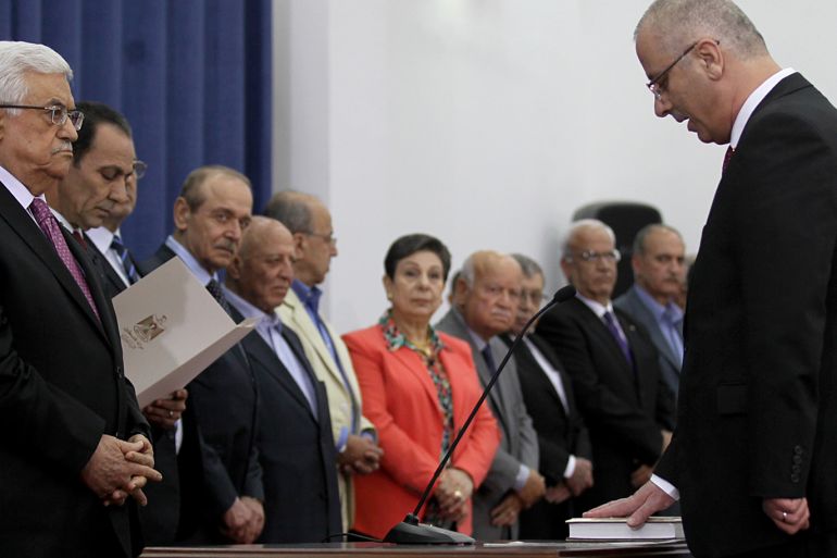رئيس الحكومة رامي الحمد الله يؤدي اليمين القانوني امام الرئيس عباس