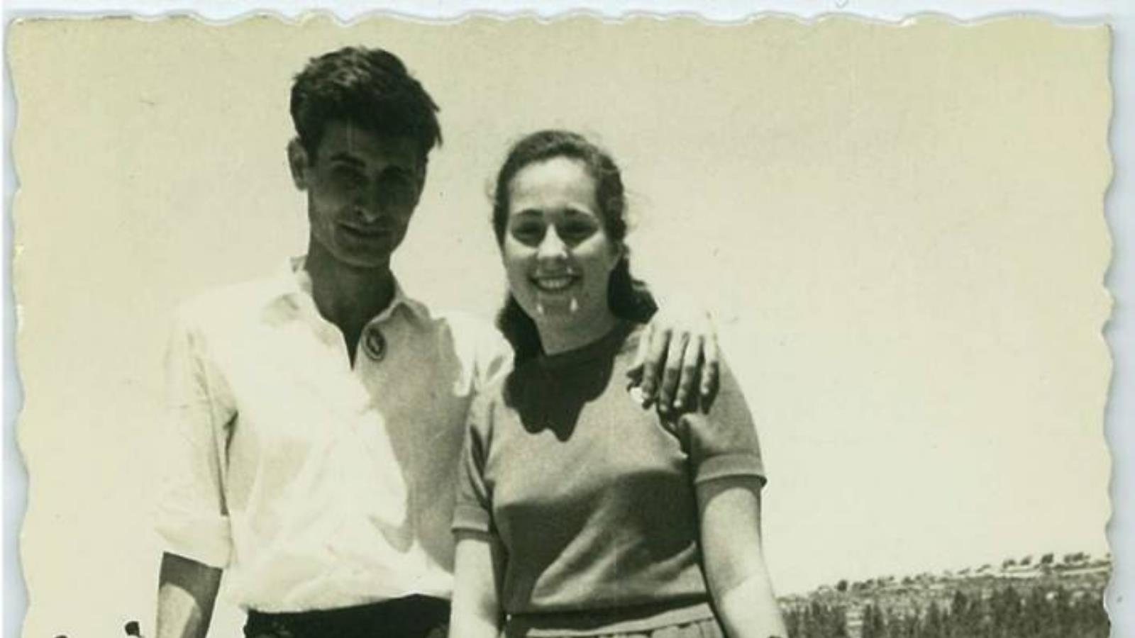 ‪محمود درويش وصديقته الإسرائيلية تمار بن عامي، وانتهت قصة الحب مع حرب عام 1967 والاحتلال الإسرائيلي لفلسطين‬ (مواقع التواصل)