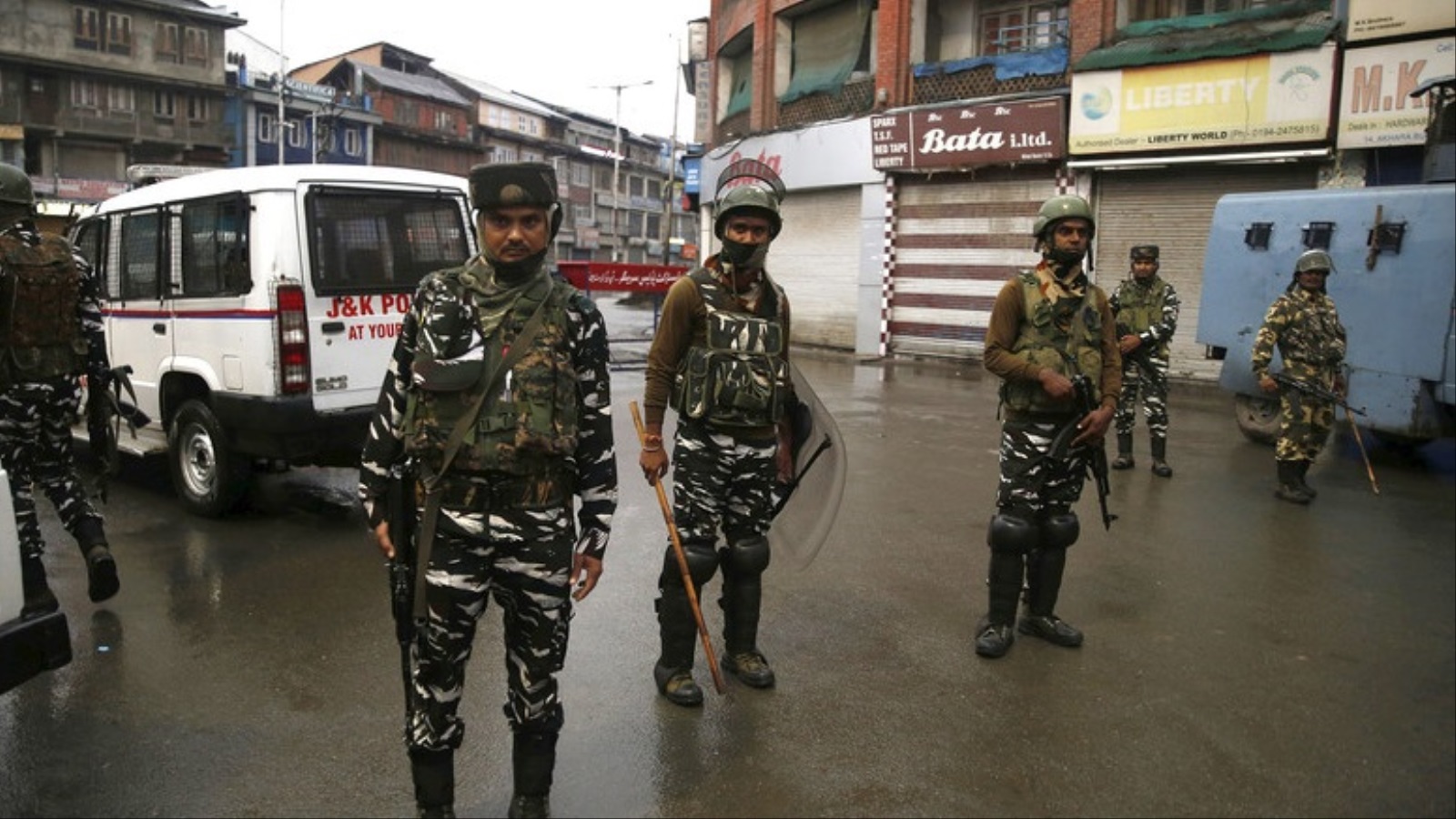‪عناصر من القوات شبه العسكرية الهندية في أحد شوارع مدينة سريناغار‬ عناصر من القوات شبه العسكرية الهندية في أحد شوارع مدينة سريناغار (الأوروبية)