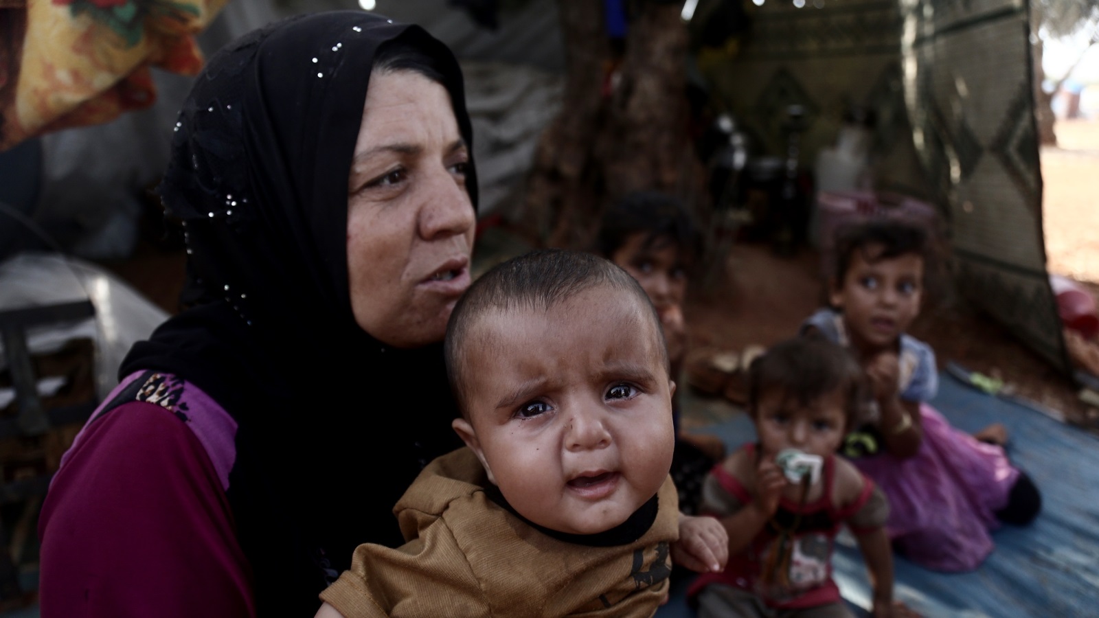 ‪القصف أجبر العديد من العائلات على النزوح باتجاه الحدود التركية‬ (الأناضول)