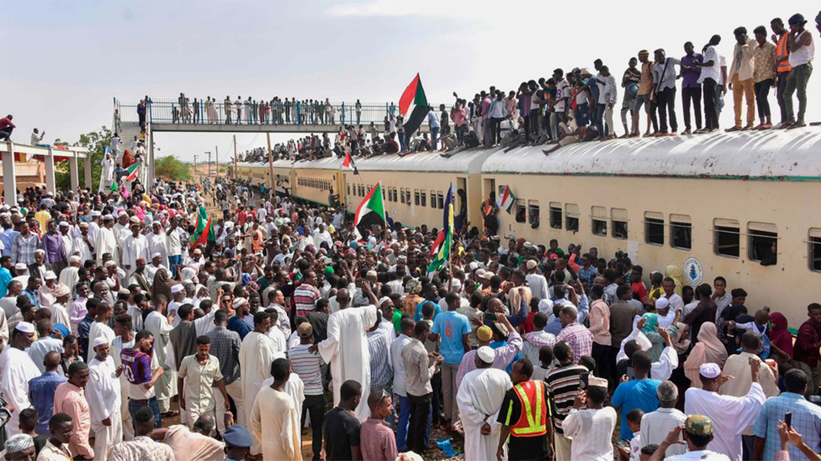 احتفالات السودانيين بتوقيع وثيقة المرحلة الانتقالية (الفرنسية)