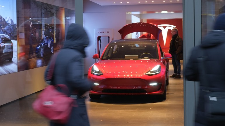 BERLIN, GERMANY - JANUARY 04: People walk past a Tesla dealership on January 4, 2019 in Berlin, Germany. Tesla is expected to soon begin deliveries of the Model 3 in Europe even though the car has not yet been officially approved by European authorities. (Photo by Sean Gallup/Getty Images)