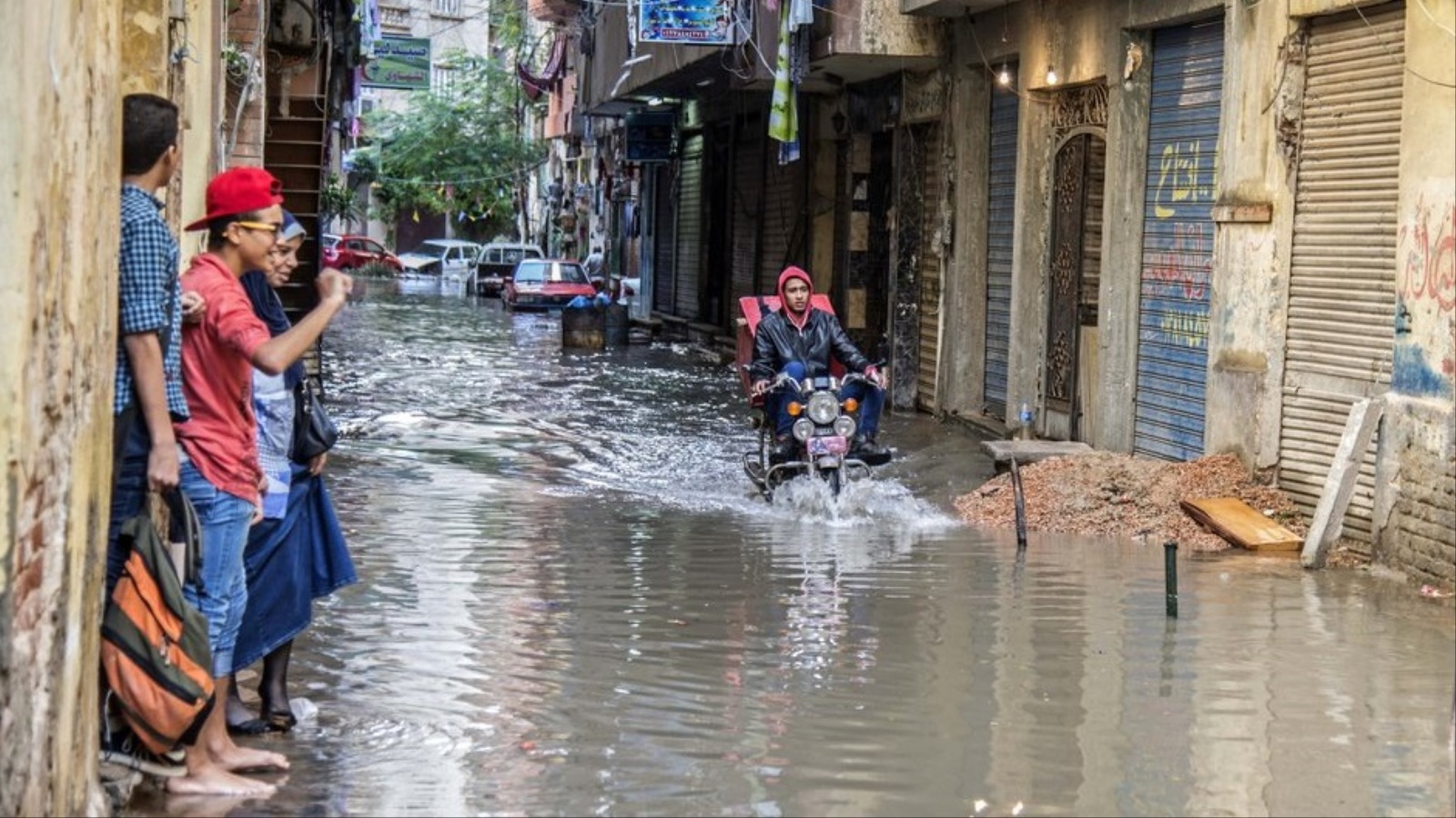 المياه تغمر شوارع ومنازل الإسكندرية سنويا في فصل الشتاء خلال الأعوام الأخيرة (أسوشيتد برس)