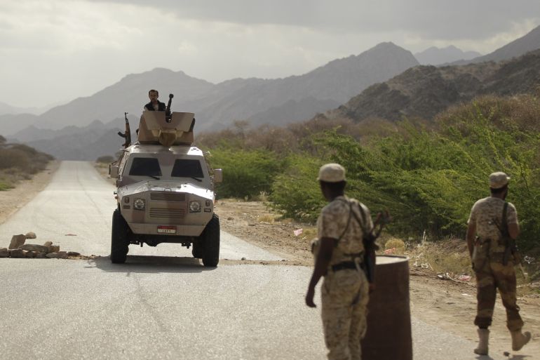 An armoured vehicle drives through a military checkpoint at al-Mahfad, in the southern Yemeni province of Abyan May 23, 2014. Yemeni forces have faced a wave of hit-and-run attacks by al Qaeda insurgents since the army captured their strongholds in al-Mahfad in Abyan province and in Mayfa'a, Azzan and Gol al-Rayda in Shabwa province earlier this month. Picture taken May 23, 2014. REUTERS/Khaled Abdullah (YEMEN - Tags: POLITICS MILITARY CIVIL UNREST)