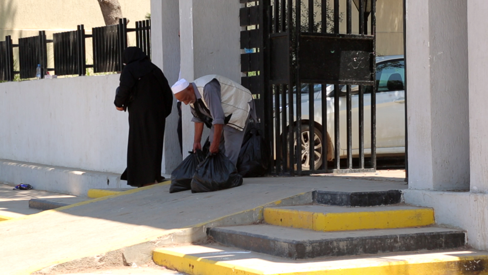 ‪نازح يستلم المساعدات من أمام مقر التموين في بلدية عين زارة‬ (الجزيرة)