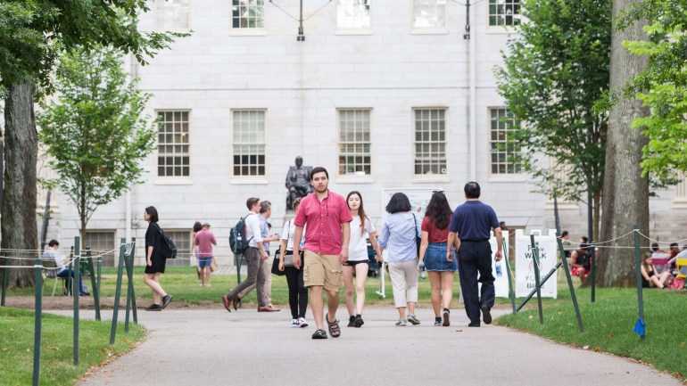 CAMBRIDGE, MA - AUGUST 30: Pedestrians in Harvard Yard at Harvard University building on August 30, 2018 in Cambridge, Massachusetts. The U.S. Justice Department sided with Asian-Americans suing Harvard over admissions policy. Scott Eisen/Getty Images/AFP== FOR NEWSPAPERS, INTERNET, TELCOS & TELEVISION USE ONLY ==