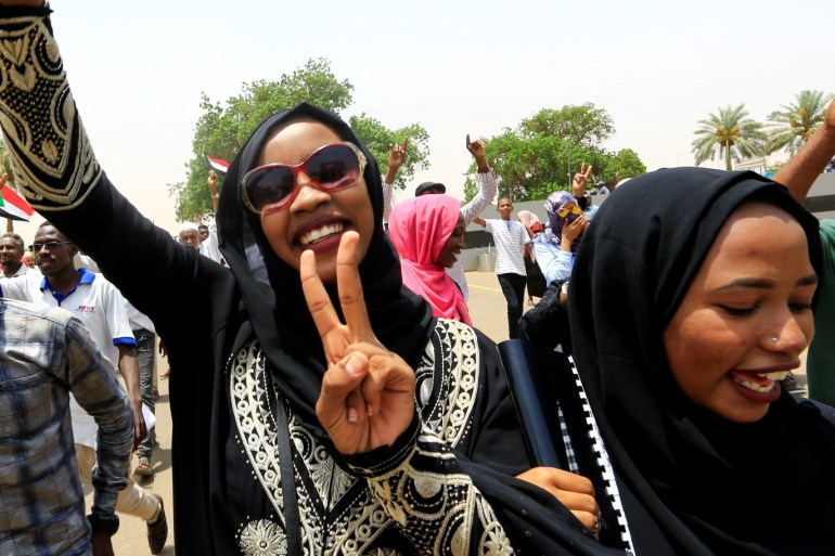 Sudanese people chant slogans and flash a victory sign as they celebrate the signing of a constitutional declaration between Deputy Head of Sudanese Transitional Military Council, Mohamed Hamdan Dagalo and Sudan's opposition alliance coalition's leader Ahmad al-Rabiah, outside the Friendship Hall, in Khartoum, Sudan August 4, 2019. REUTERS/Mohamed Nureldin Abdallah