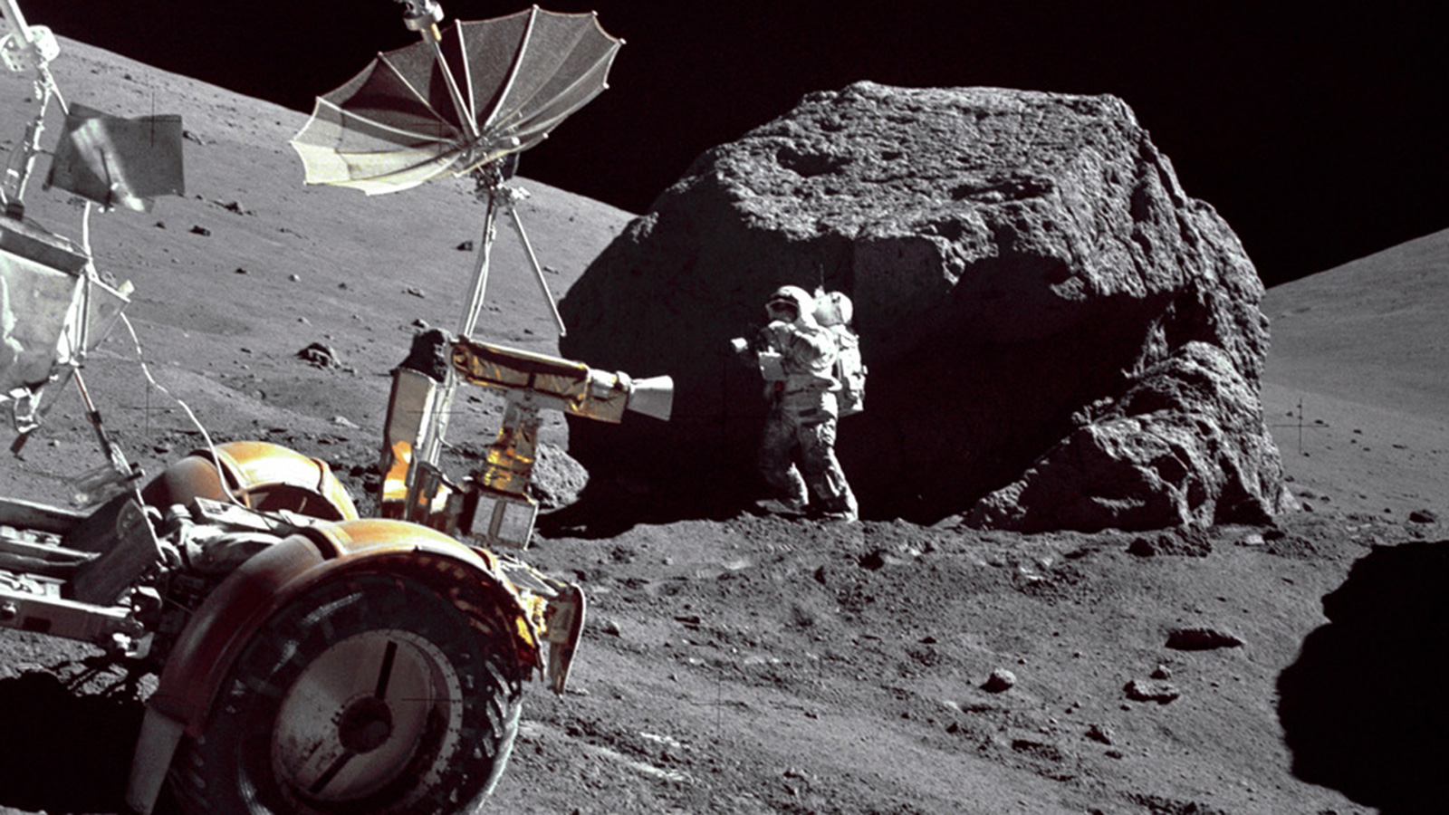 ‪رواد الفضاء في رحلة أبولو 17 اأثناء جمع عينات على سطح القمر (وكالة ناسا)‬ رواد الفضاء في رحلة أبولو 17 اأثناء جمع عينات على سطح القمر (وكالة ناسا)
