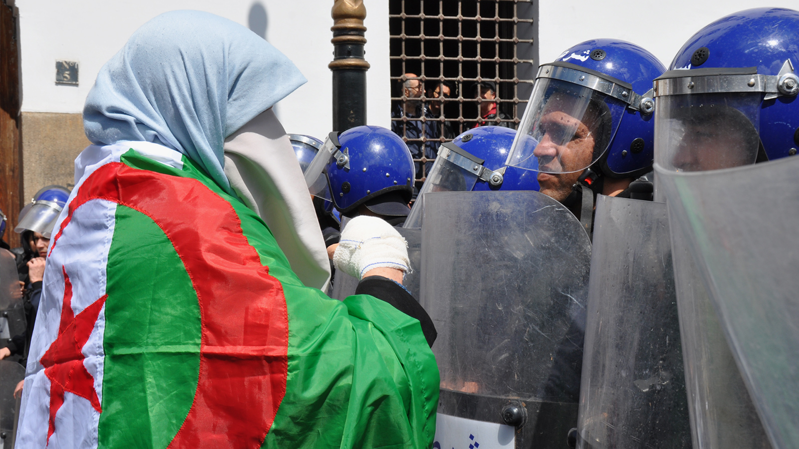 ‪الجزائريون يرون أن دور المرأة في حراكهم كان رياديا‬ (الجزيرة)