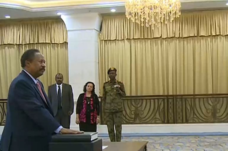 حمدوك أثناء تأديته اليمين رئيسا لوزراء السودان