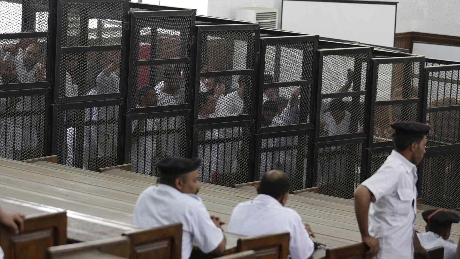 ‪وفقا لمصادر حقوقية يشكل الإخوان 35% من عدد المعتقلين السياسيين في مصر‬ (رويترز)