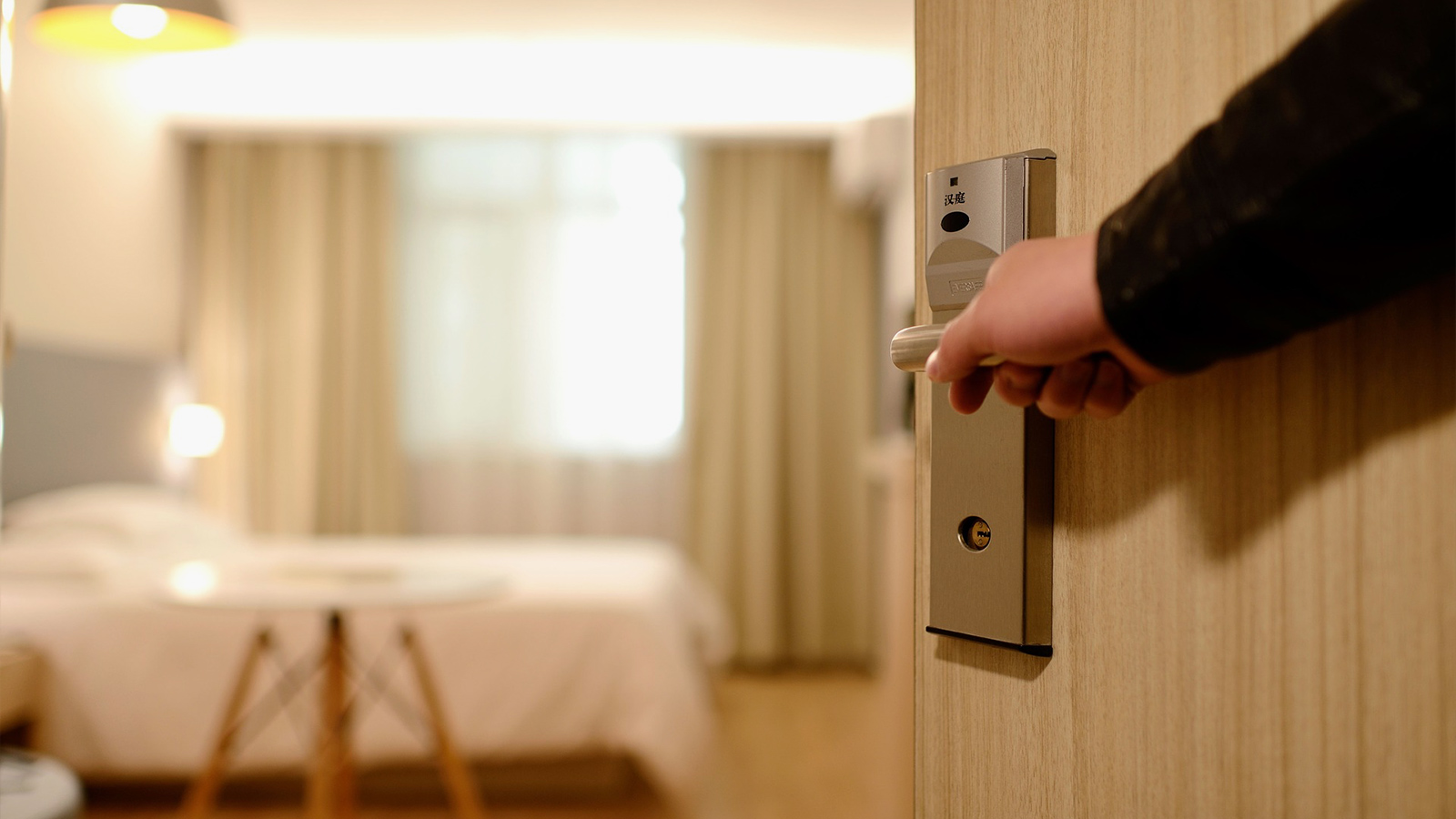 قبل مغادرة غرفتك في الفندق قم بإلقاء نظرة أخيرة تحت السرير وفي الخزانة والأدراج (بيكسابي)