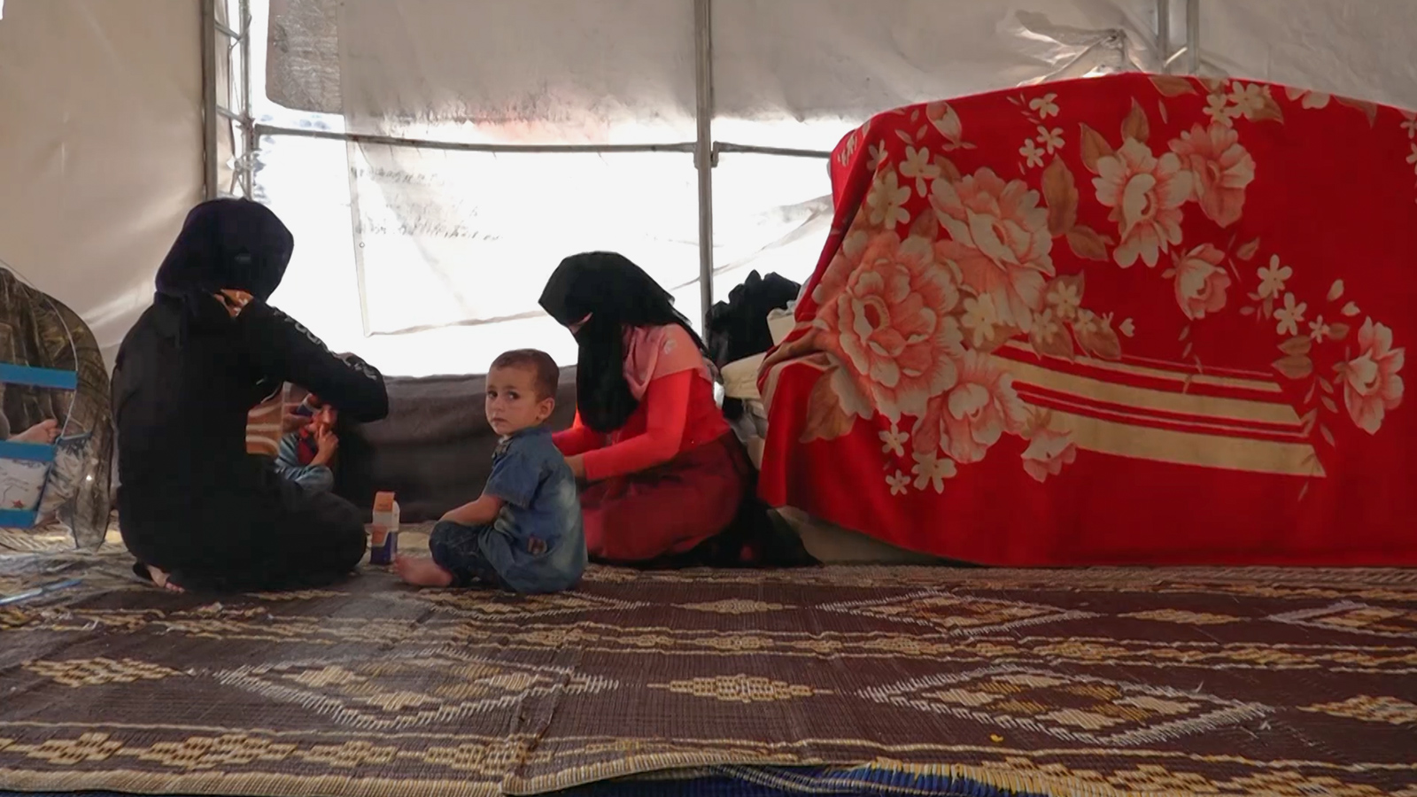 ‪استمرار النزوح من إدلب يفاقم معاناة مخيمات الشمال السوري‬  (رويترز)
