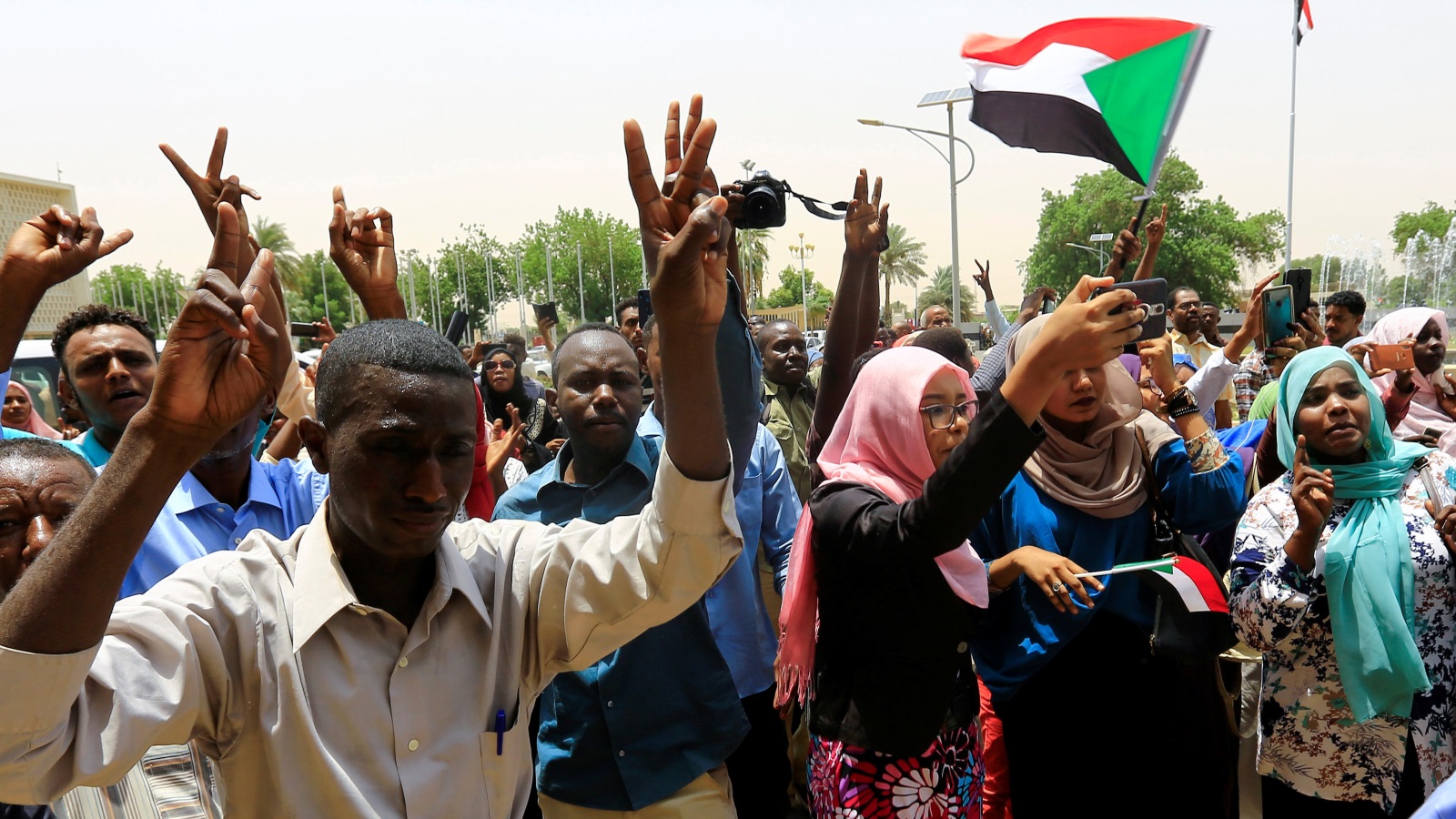 هل تكتمل فرحة السودانيين بتشكيل حكومة مستقرة؟ (رويترز)