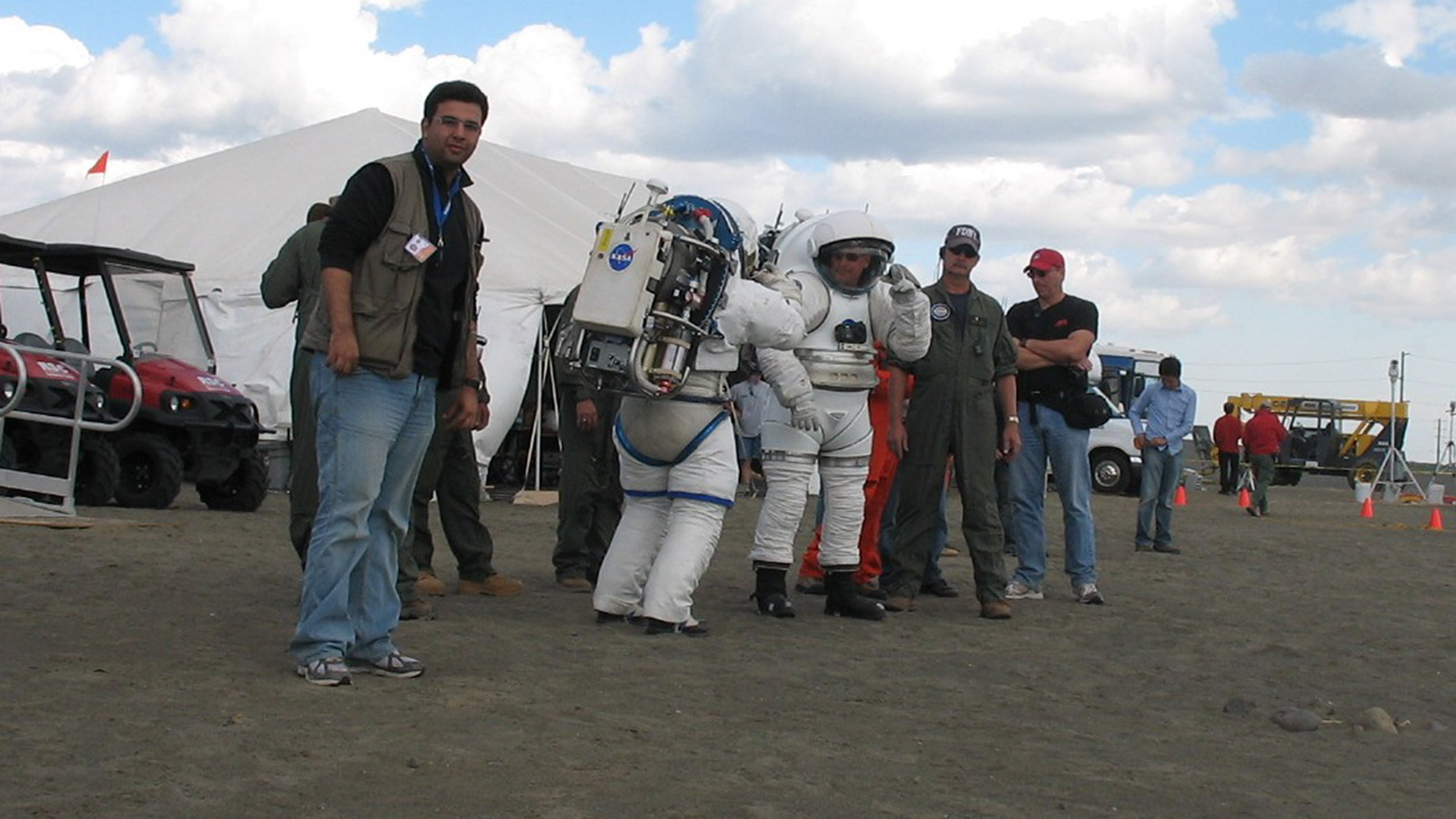 د عصام حجي خلال التدريبات الحديثة لمشروع العودة للقمر، مركز جونسون لدراسات الفضاء بمدينة هيوستن الأميركية (وكالة ناسا)