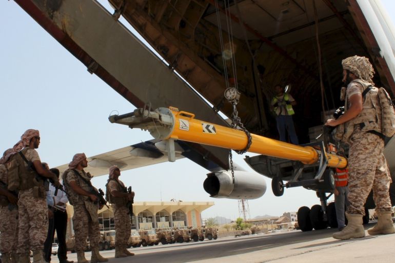 Soldiers from the United Arab Emirates stand guard as military equipment are being unloaded from a UAE military plane at the airport of Yemen's southern port city of Aden August 12, 2015. Soldiers from the United Arab Emirates, at the head of a Gulf Arab coalition fighting Iran-allied Houthi forces in Yemen, are preparing for a long, tough ground war from their base in the southern port of Aden. Picture taken August 12, 2015. REUTERS/Nasser Awad