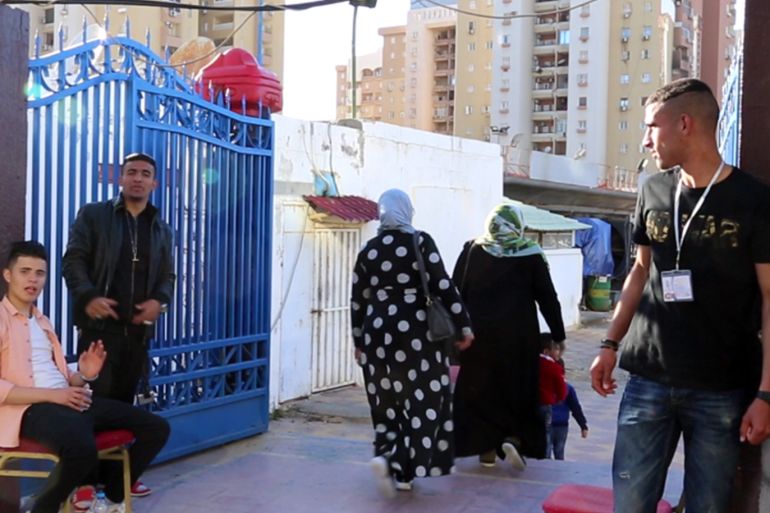 نساء يدخلن منتزه في طرابلس