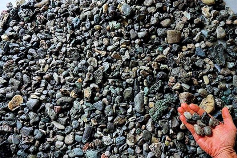 Said سعيد - عثر العلماء على نوع من البلاستيك يشبه الصخور والحصى على الشواطئ البريطانية. (تيرنر وآخرون، مجلة "ساينس أوف ذا توتال إنفيرومنت"، - الحصى البلاستيكي.. شكل جديد من أشكال التلوث