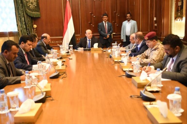 صورة بثتها وكالة الأنباء اليمنية للرئيس هادي وهو يترأس اجتماعا لكبار المسؤولين اليمنيين بالرياض