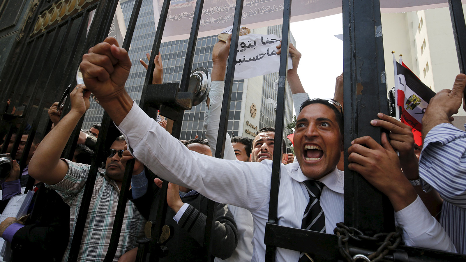 ‪جانب من احتجاجات حملة الماجستير‬ (الجزيرة)