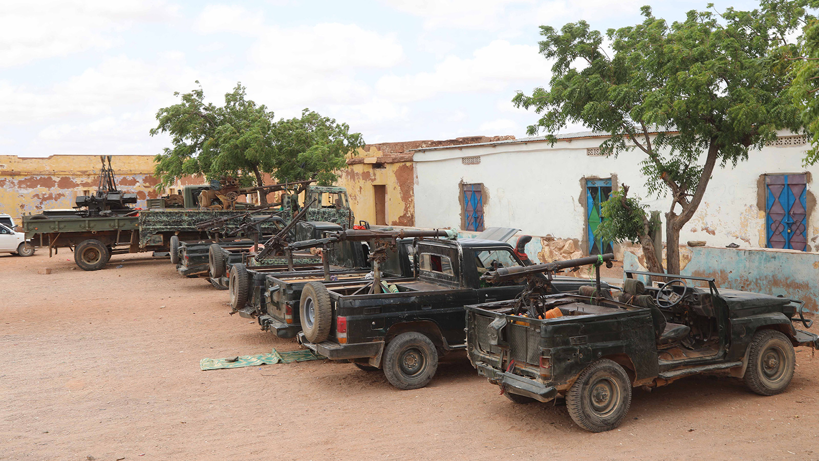 ‪‬ من عمليات تسليم تنظيم أهل السنة سلاحه للحكومة الصومالية(مكتب رئيس الوزراء الصومالي