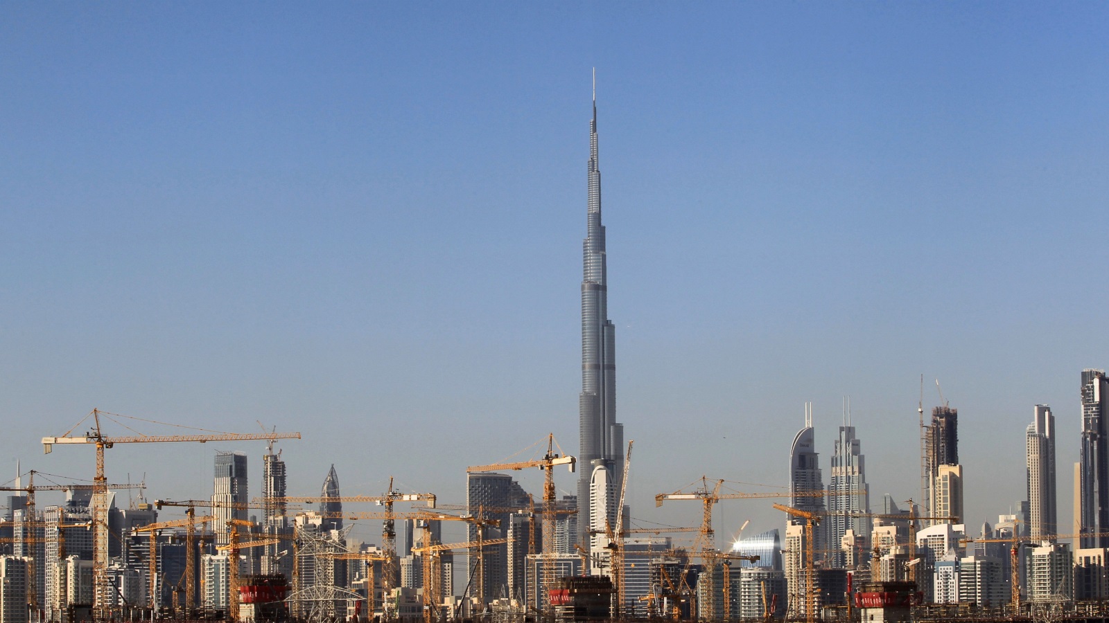  من المتوقع أن يتأثر اقتصاد دبي بحالة الضبابية العالمية بسبب تفشي كورونا (رويترز)