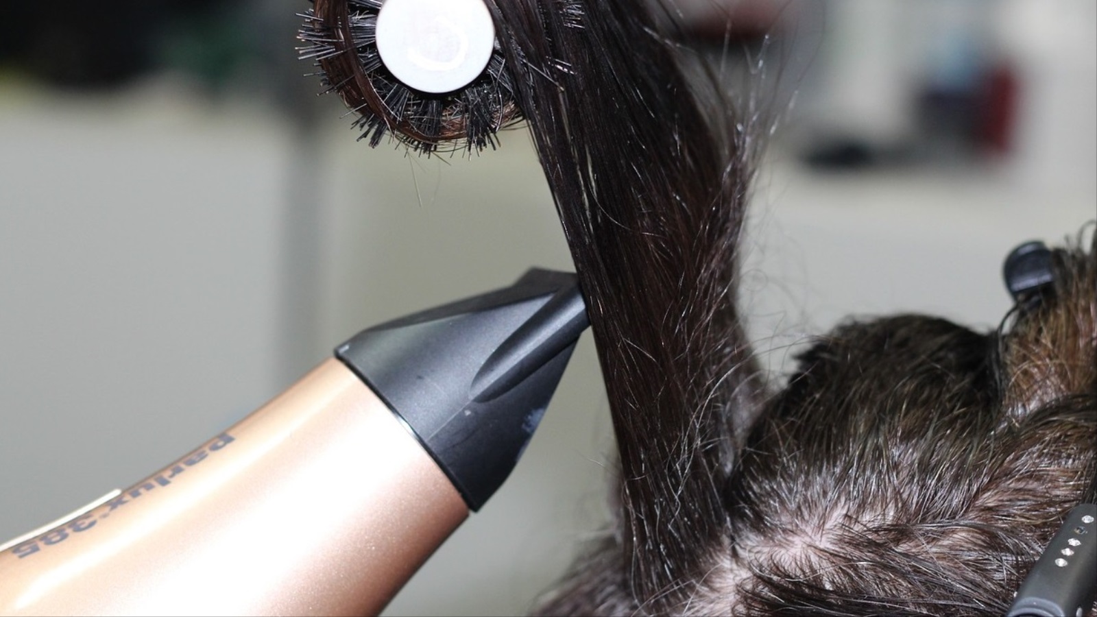 استخدام مجفف الشعر على مسافة قريبة قد يتسبب في حروق بفروة الرأس (بيكساباي)