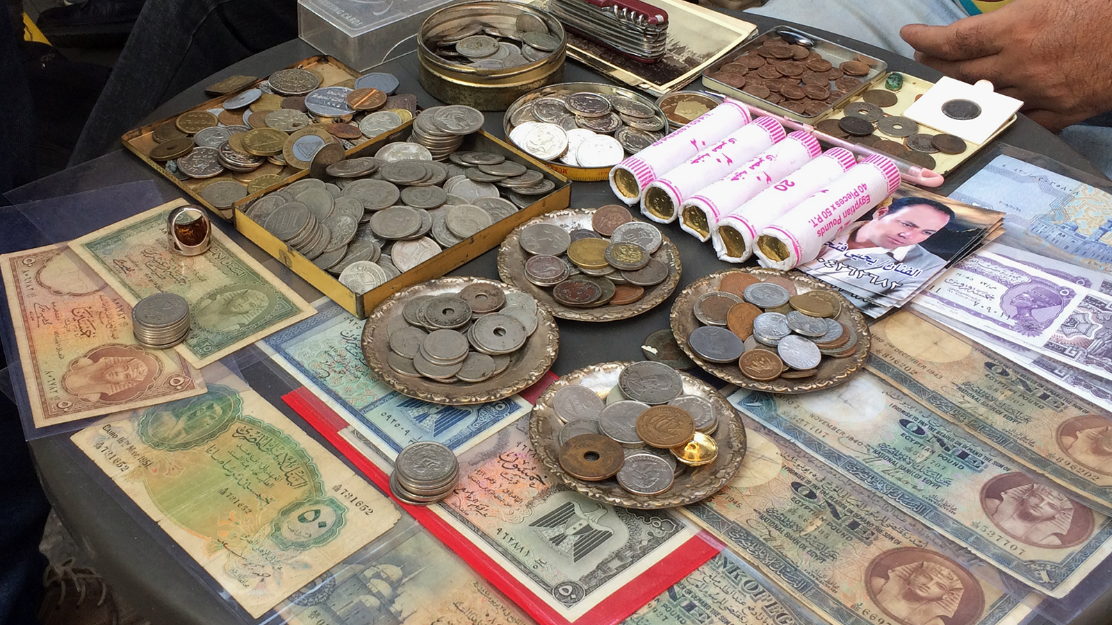 هواية جمع العملات باتت تثير جدلا واسعا في مصر بين الهواة (الجزيرة)